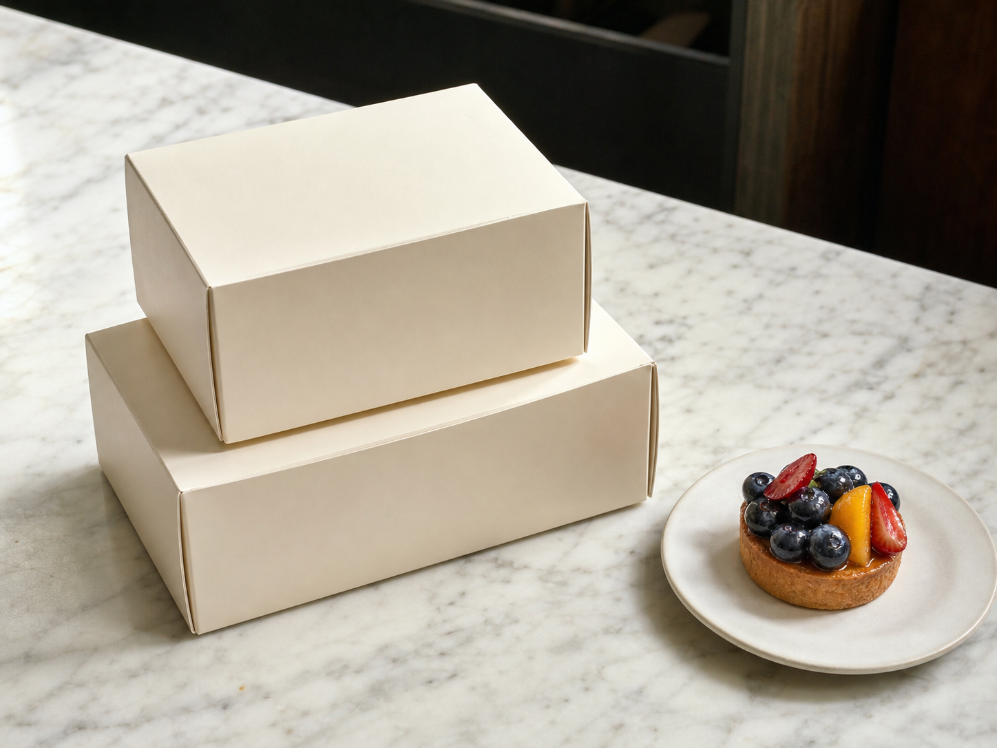 Cajas Pastelería Díaz apiladas en el mostrador de piedra volcánica, luz natural de mañana, La Laguna